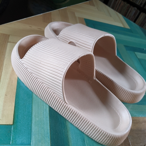 Light blush/ nude, puffy, comfy slide sandals - Picture 3 of 4
